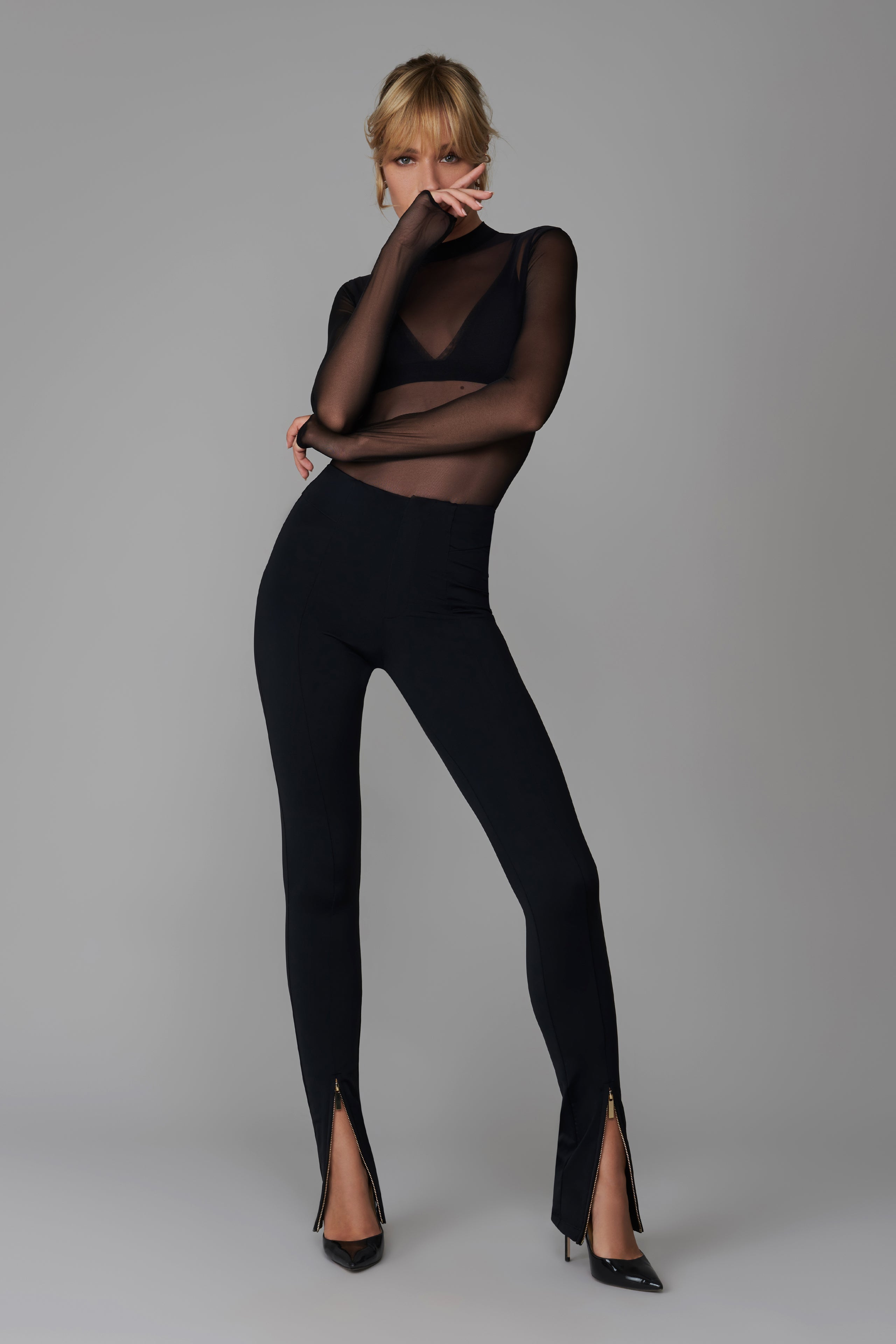 003 - Stretch trousers with zip